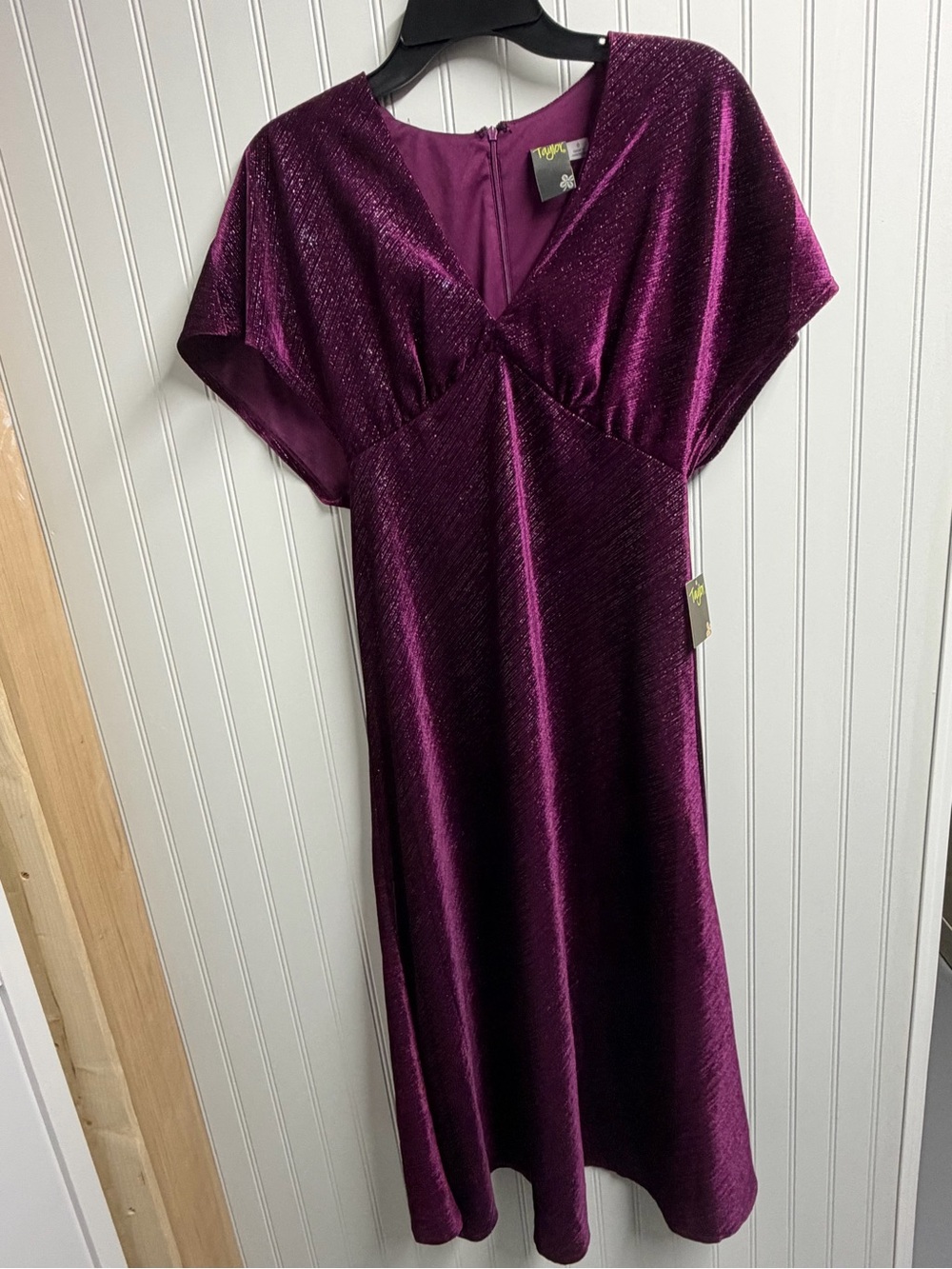 Taylor Plum Purple Shimmer
Dress V Neck Size 6 NWT